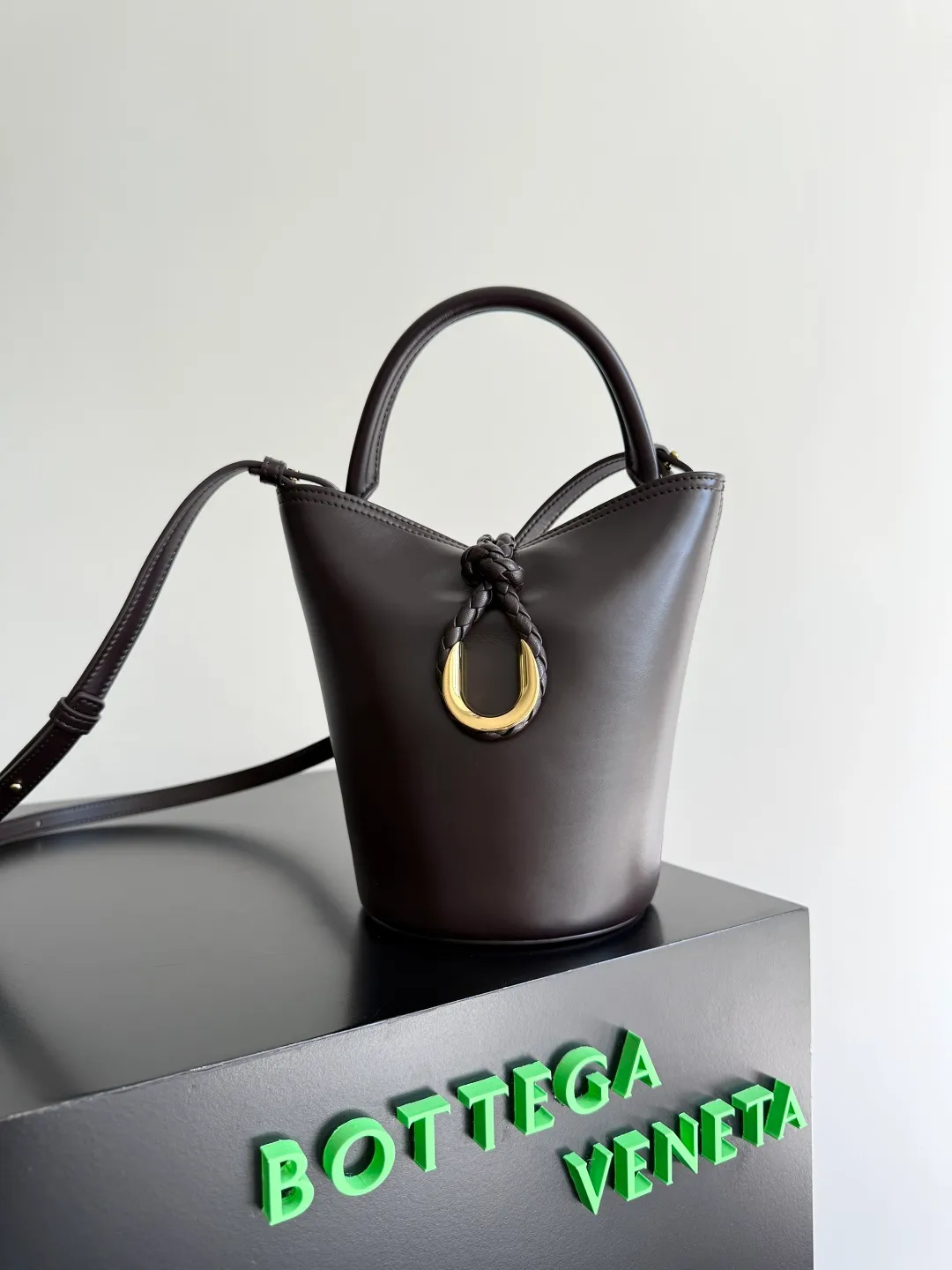 Batch 1620 BOTTEGA VENETA 2025 new women's LIBERTA small bucket bag The wind of "freedom" is still blowing towards summer🫧Unique bag shape and large enough capacity. This kind of small bag has always been very popular in summer. It can easily store essential items such as sunscreen and mini 5-fold umbrella when carrying it when going out. It uses braided knots and horseshoe buckle shapes. The metal ring is used for opening and closing, and the classic weaving is only used as an embellishment here, giving way to the simplicity of all-leather. It is a true combination of innovation and classics. It is also equipped with a detachable long shoulder strap. Friends who don’t like to carry it on the shoulder can only buy this bag and have more choices. Style number: 815244 Size: 22*18*15cm